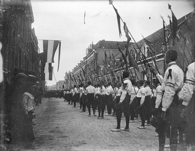 853333 Afbeelding van een optocht in een onbekende straat in, vermoedelijk, de wijk Wittevrouwen te Utrecht.
